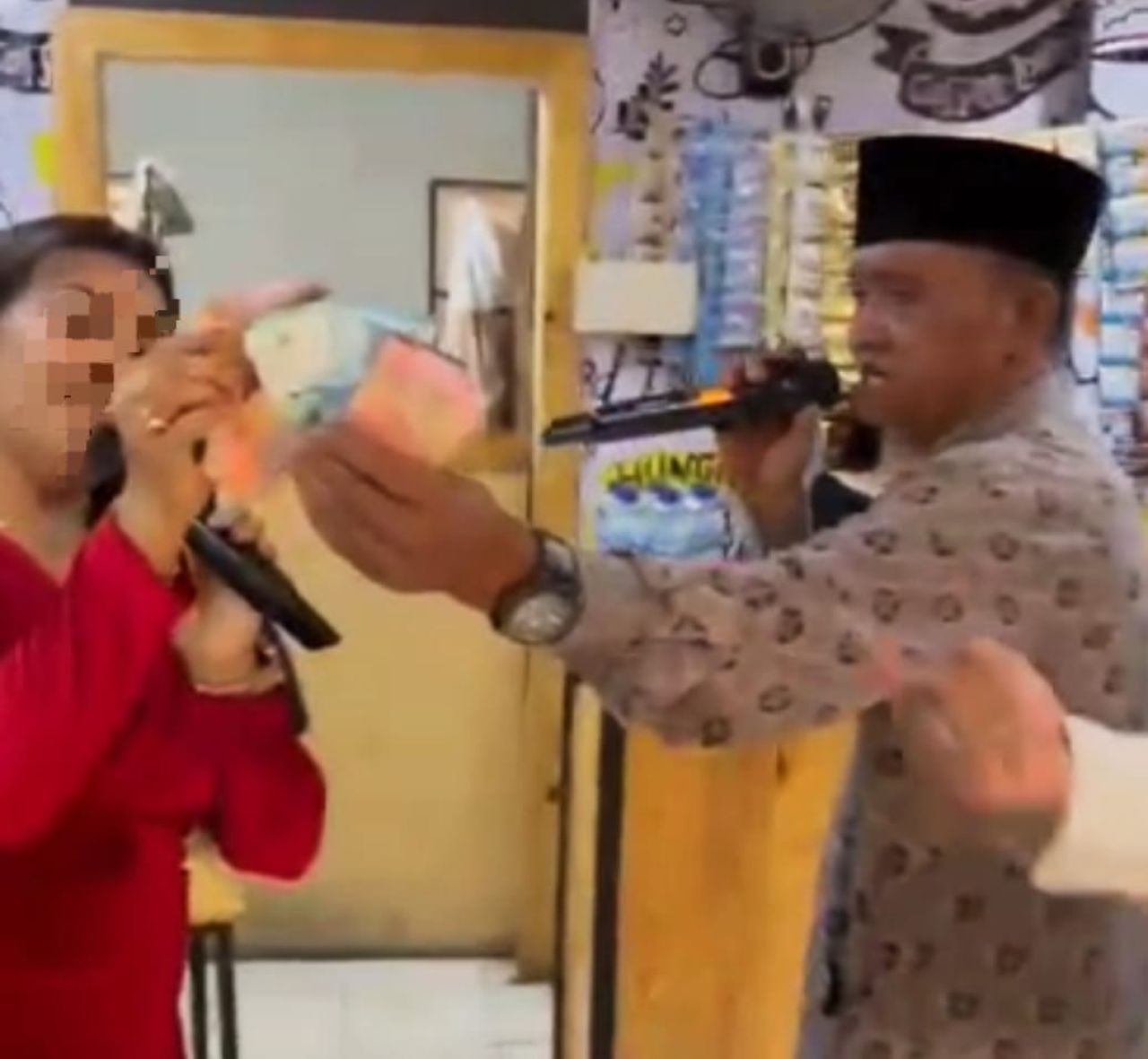 Mirip YN Kades Sumber Banteng, Kecamatan Kejayan nyawer LC di sebuah cafe viral di medsos