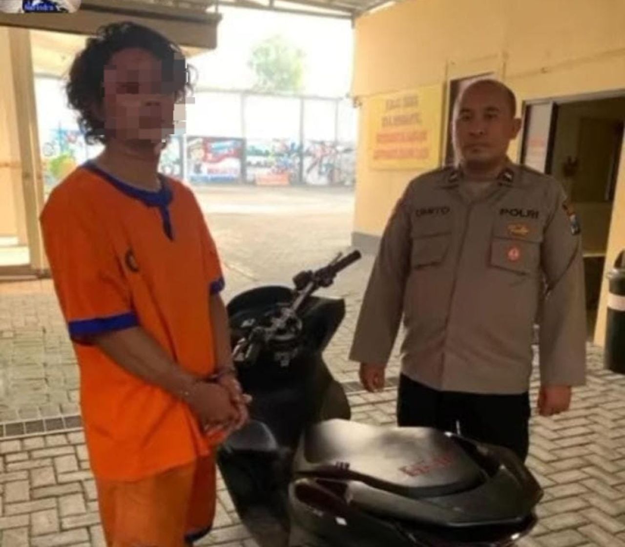 Tersangka AIS saat dibawa ke Polsek Menganti (ist)