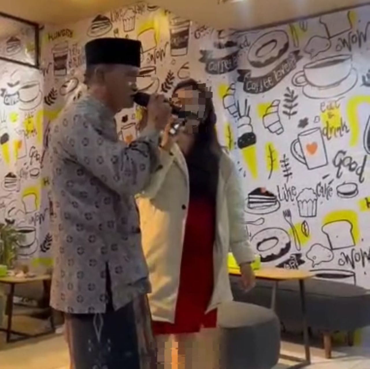 Pria yang diduga Yani Kades Sumber Banteng asik karaokean sambil nyawer di sebuah cafe viral di medsos