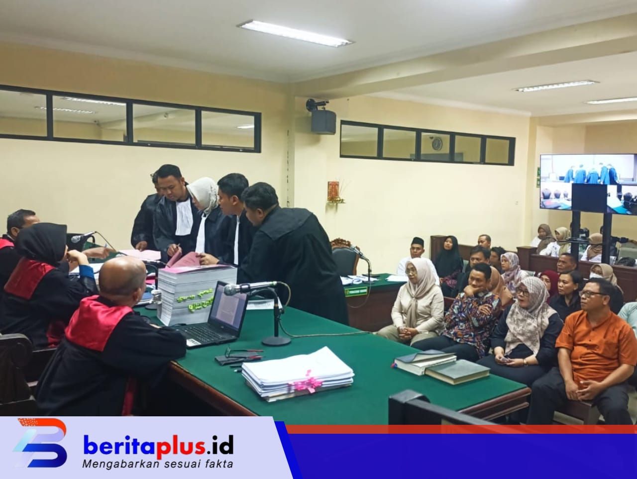 JPU Kejari Kabupaten Pasuruan memberikan bukti uang hasil sitaan ke majelis hakim disaksikan para pengacara terdakwa