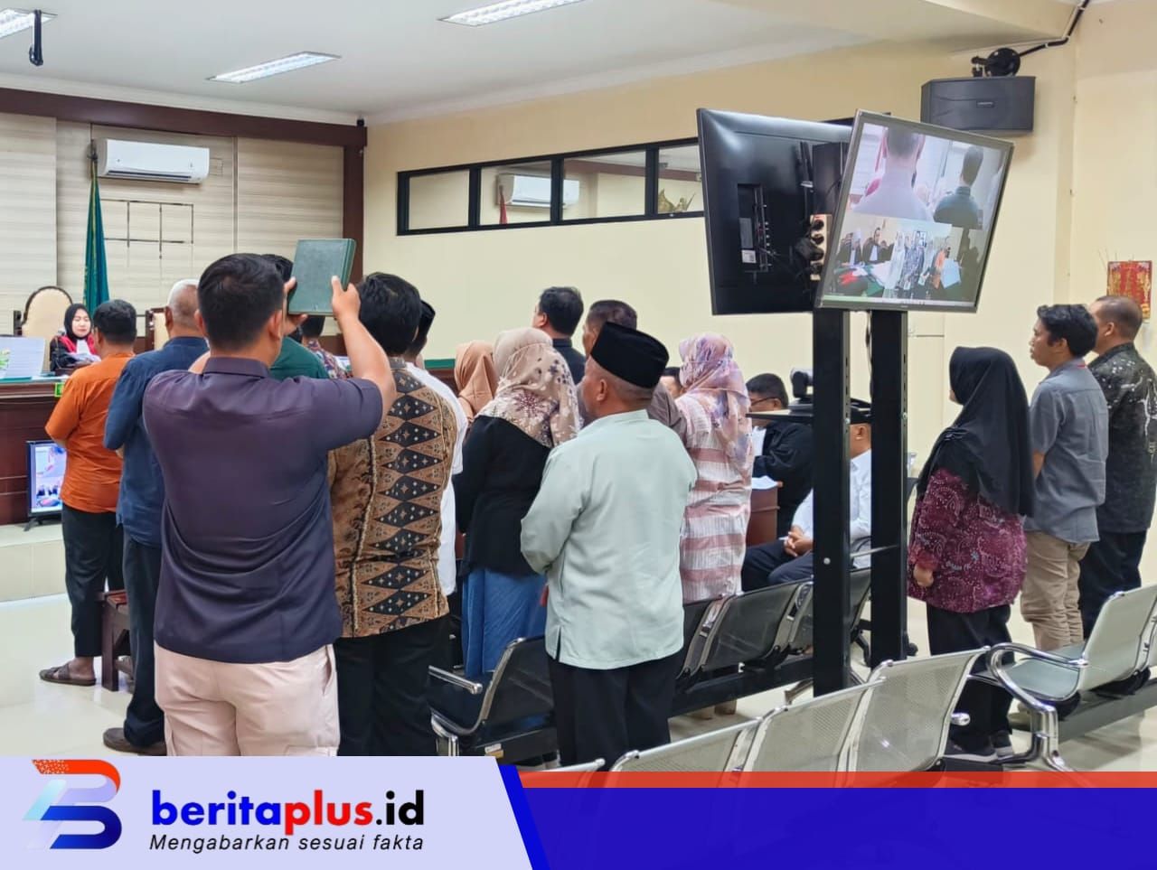 20 orang saksi yang dihadirkan JPU Kejari Kabupaten Pasuruan disumpah sebelum memberikan keterangan dihadapan majelis hakim