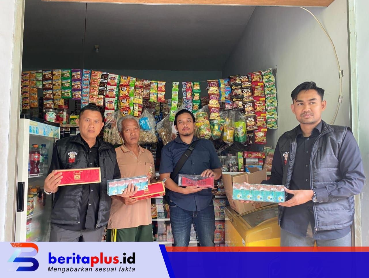 Petugas gabungan berhasil menyita rokok tanpa cukai atau ilegal dari sebuah toko