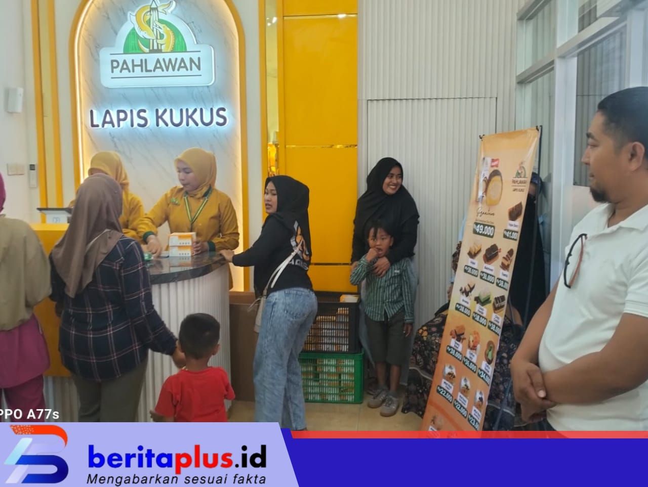 Warga Antri Di Launching Outlet Kue Lapis Pahlawan Surabaya Di Kab. Sampang