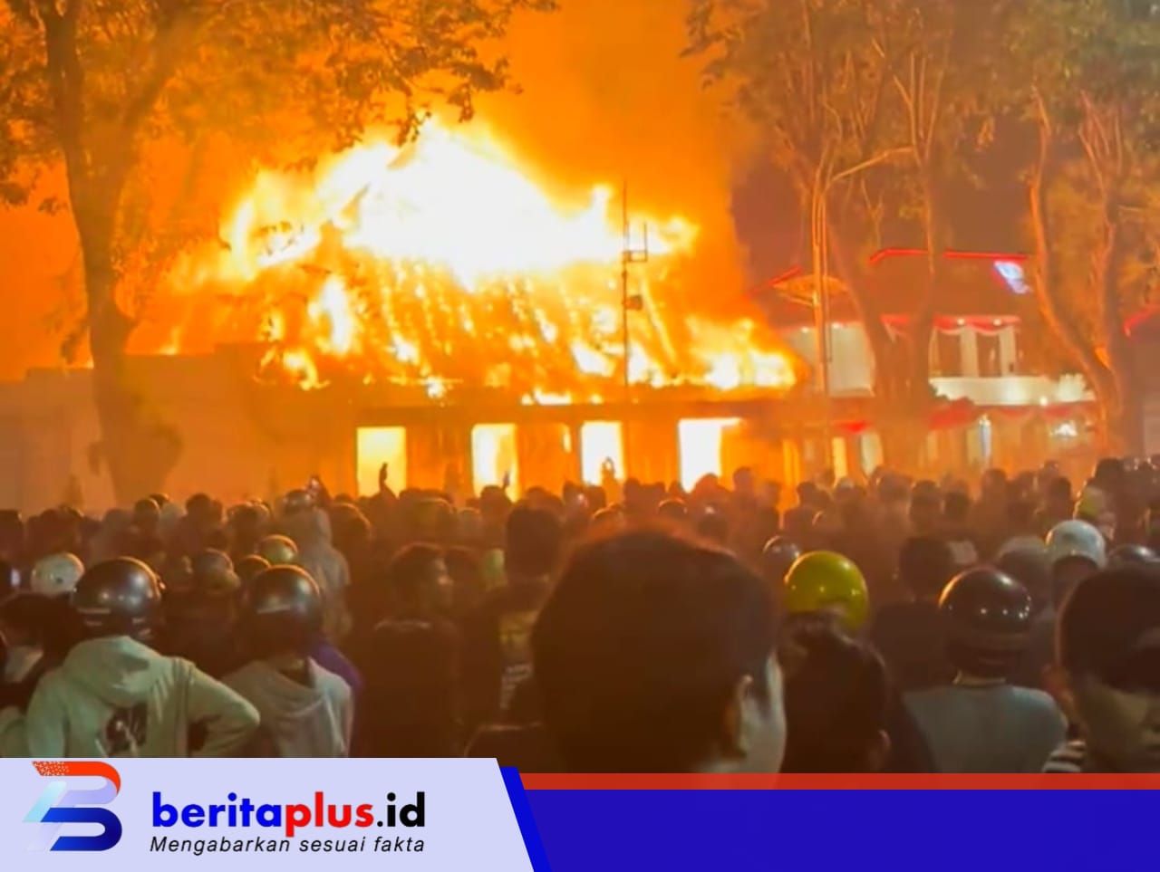 Gedung Grahadi Surabaya dibakar massa