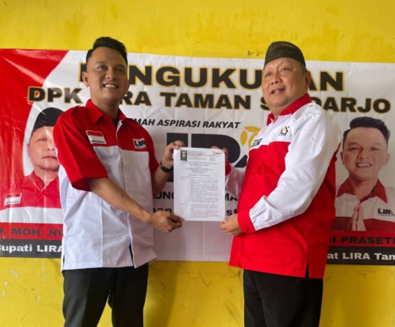 Moh. Nizar menyerahkan SK kepada Ketua DPK LIRA Taman