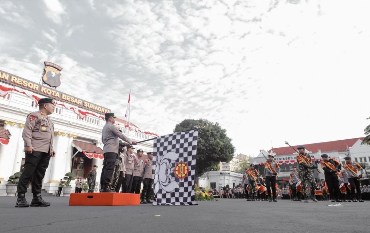Kapolrestabes Surabaya, Kombes Pol Luthfi Sulistiawan, melepas rangkaian kegiatan dalam peringatan Hari Juang Polri 2025 di Mapolrestabes Surabaya