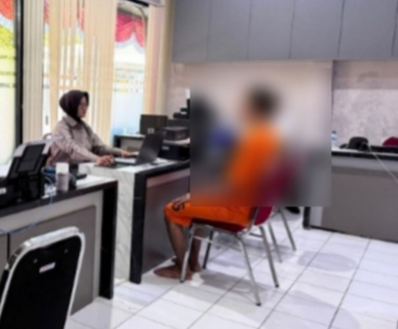 Seorang guru SMP di Tuban berinisial F (43) saat menjalani pemeriksaan di ruang Unit PPA Satreskrim Polres Tuban setelah ditangkap atas dugaan pencabulan terhadap muridnya.(ist)