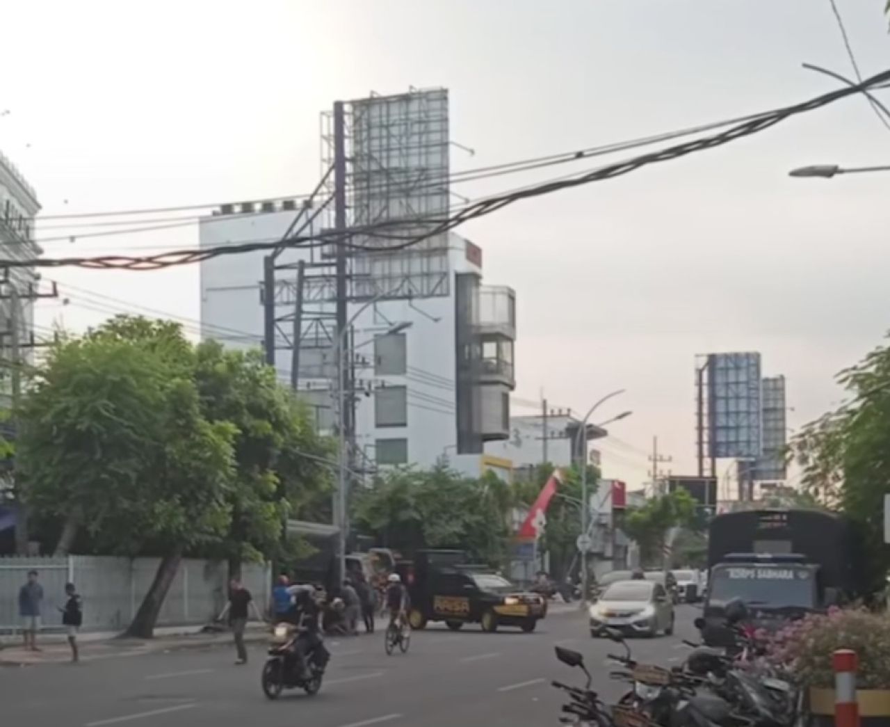 Aparat Kepolisian siaga di jalan Embong Malang (ist)