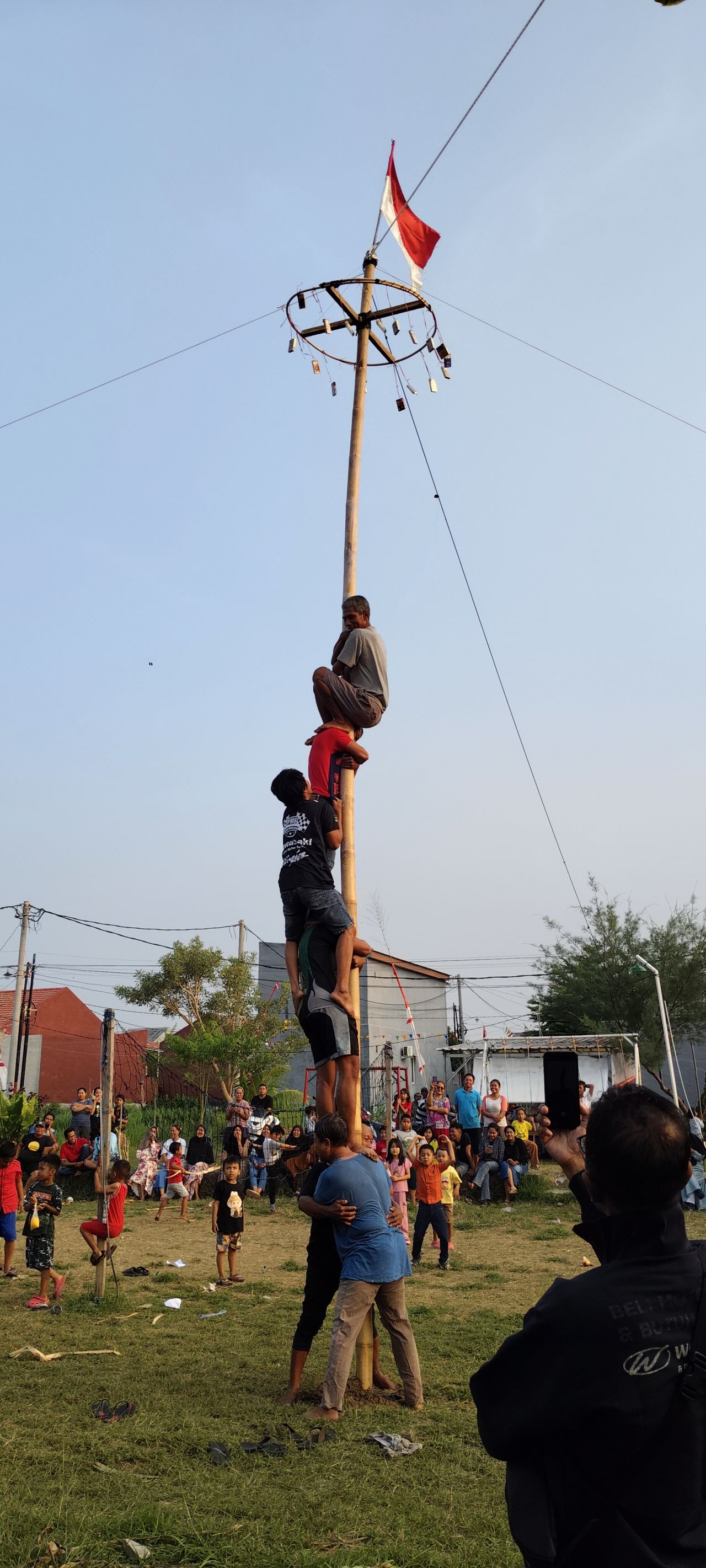 Peserta lomba panjat bambu