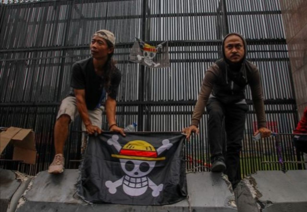 Massa demo membawa bendera one peace (ist)