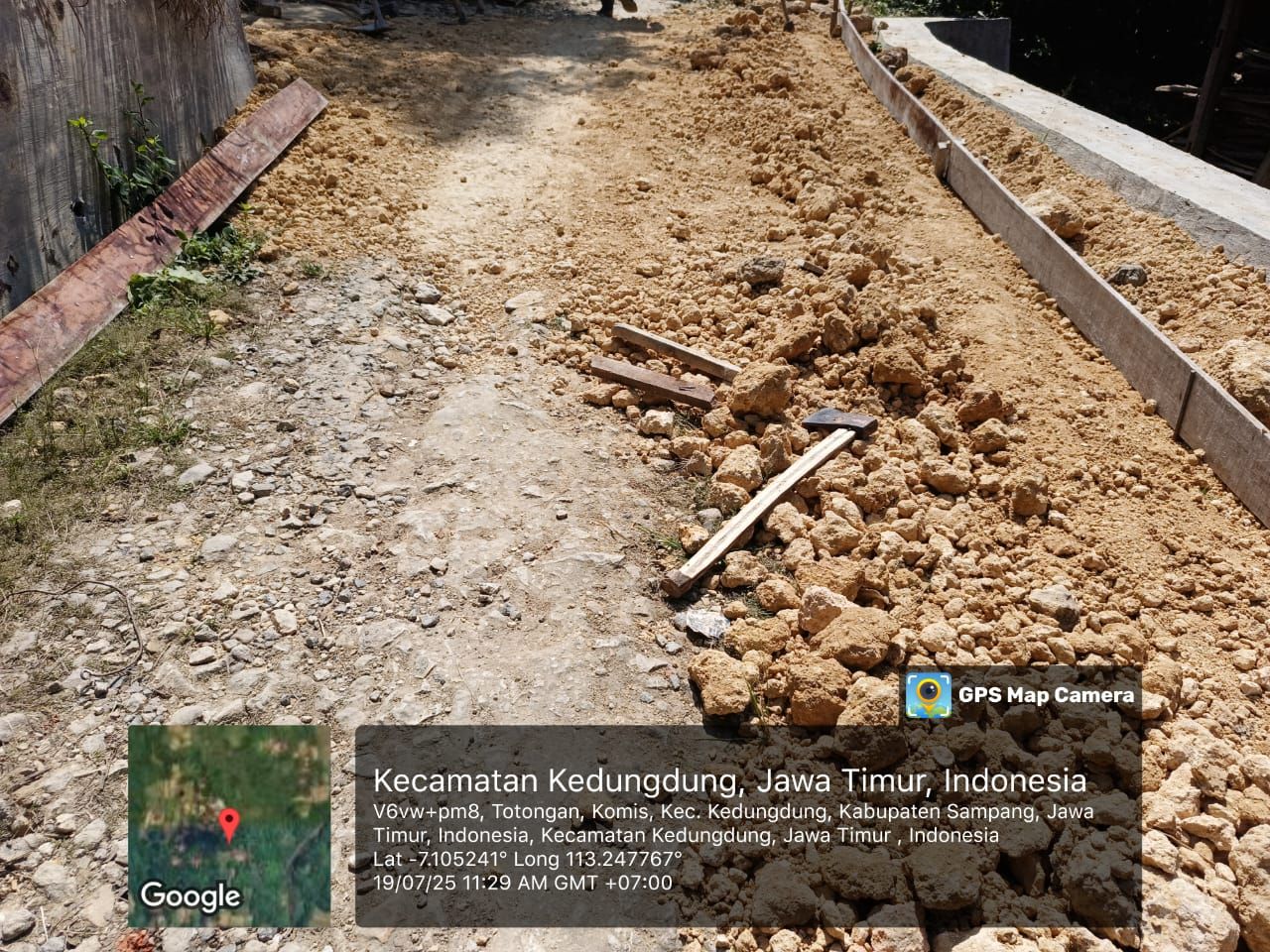 Proyek rabat beton di Desa Komis