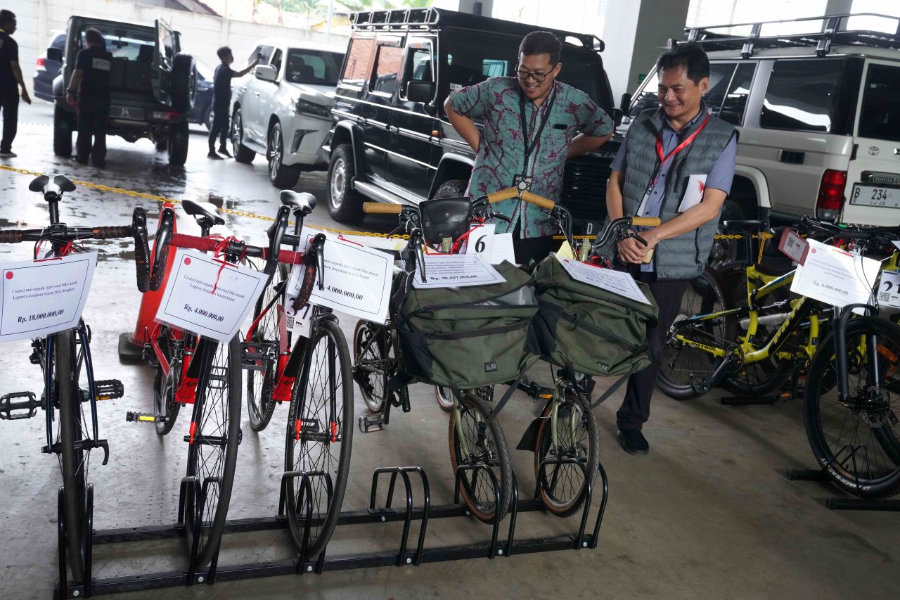 Barang barang rampasan negara berupa sepeda, mobil, dan kendaraan lainnya dipamerkan dalam aanwijzing lelang eksekusi KPK di Rupbasan, Jakarta Timur