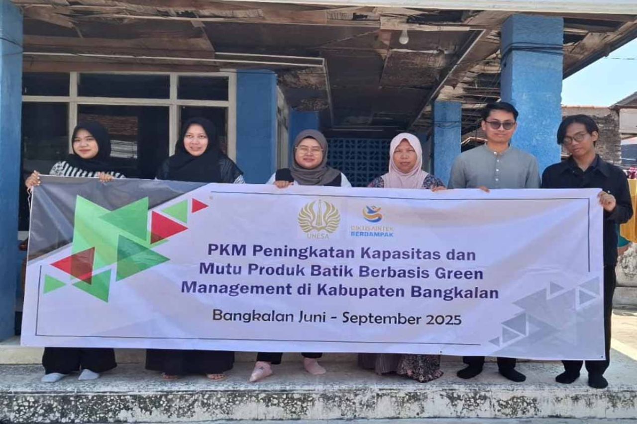 Tim pengabdian masyarakat UNESA bersama pelaku UMKM batik Bangkalan