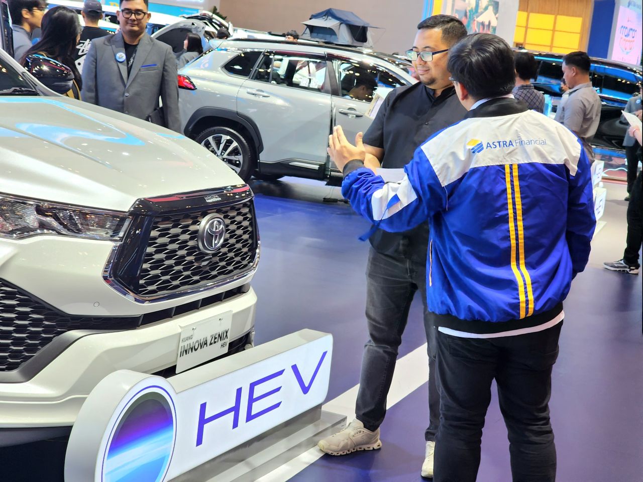 Dominasi Mobil Hybrid Warnai Pembiayaan Astra Financial di GIIAS Surabaya