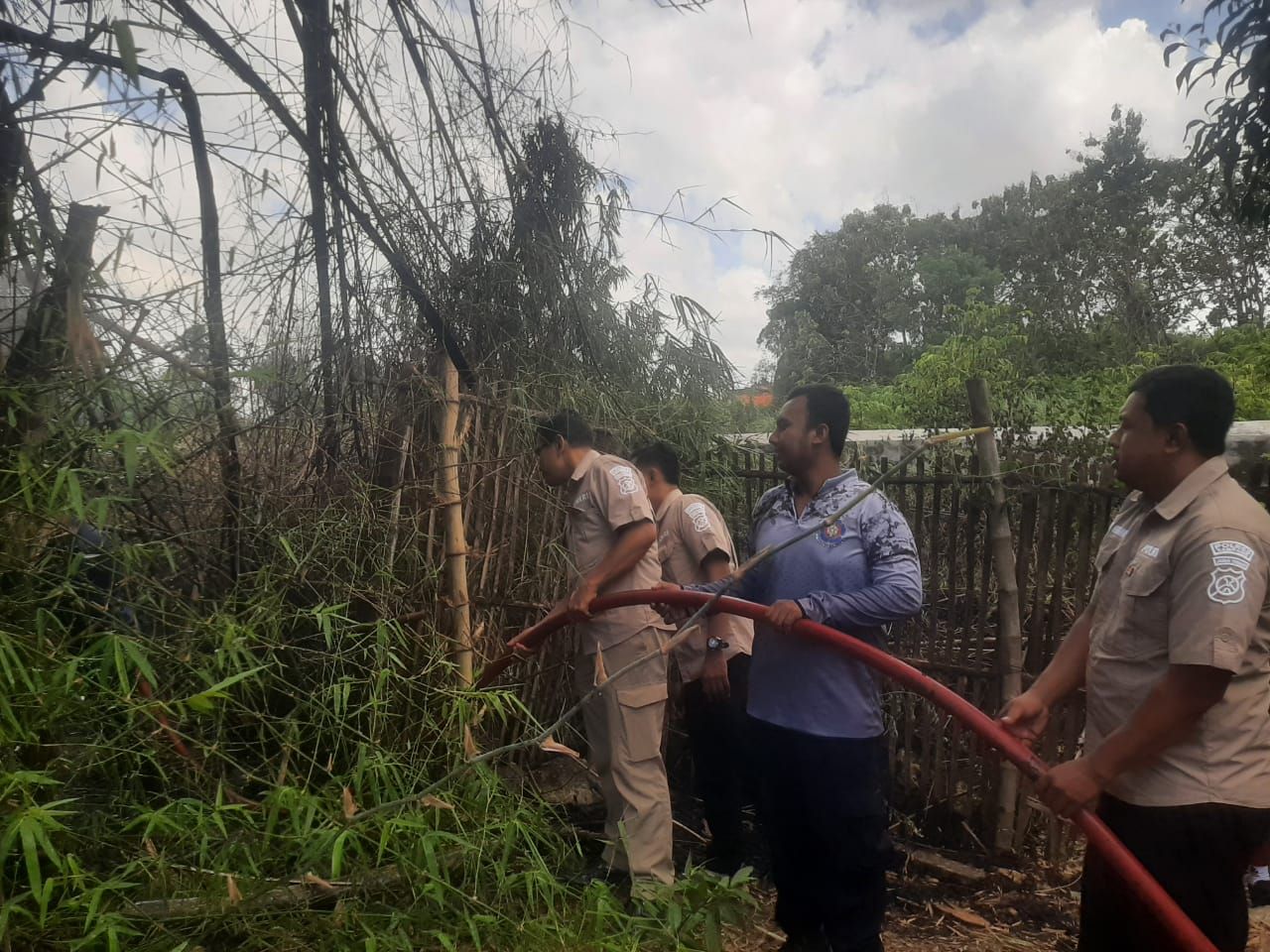Kerjasama Polres dan pemadam Kebakaran di Jl. Kamboja, Sampang, Berhasil Dipadamkan