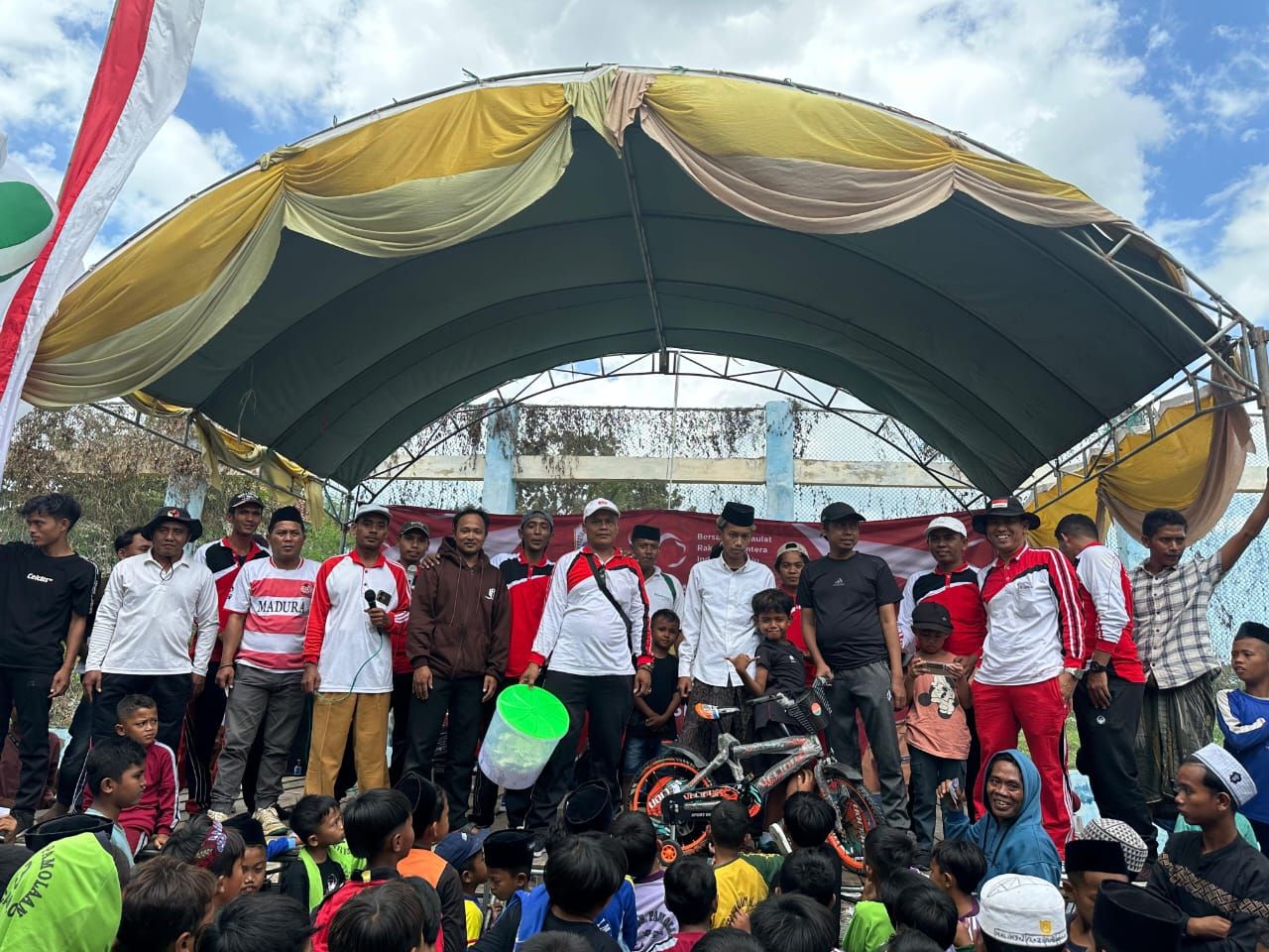 Ribuan Warga Pamolaan Semarakkan Jalan Sehat HUT RI ke-80