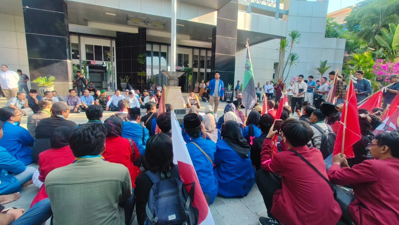 Para mahasiswa melakukan aksi damai berdialog dengan Forkopimda di depan gedung DPRD Kabupaten Pasuruan
