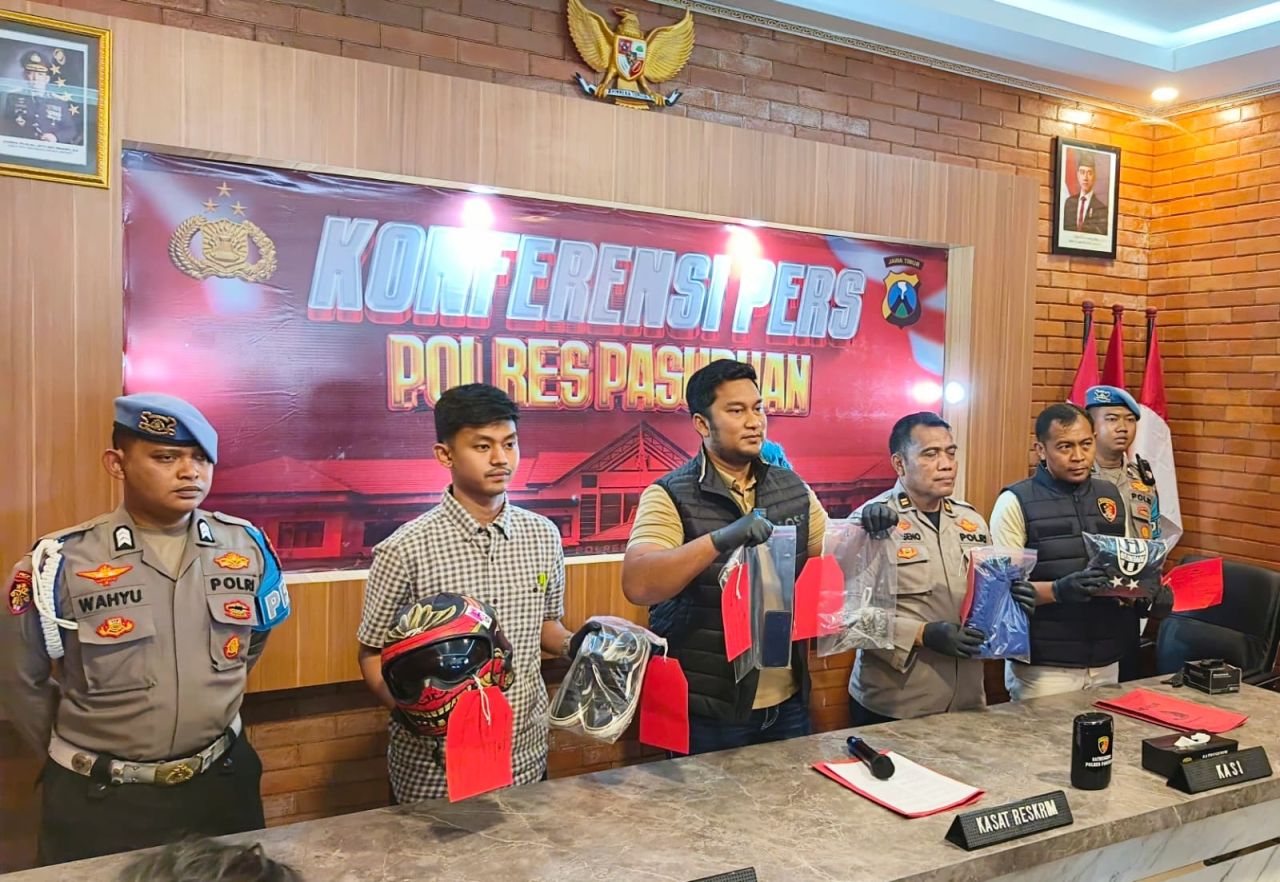 Polisi menunjukan barang bukti berhasil disita dari tangan pelaku