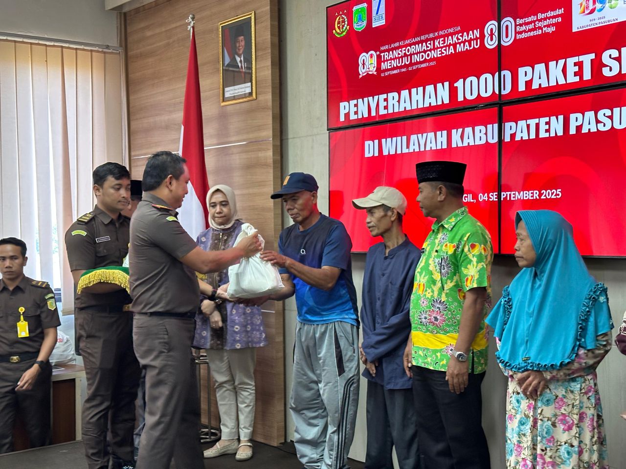 Kajari Kabupaten Pasuruan, Teguh Ananto membagikan paket sembako ke warga