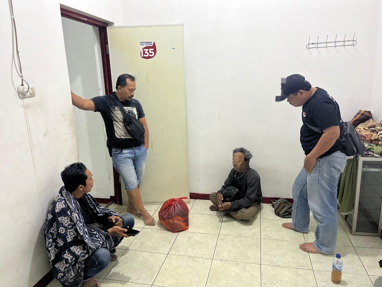 Petugas saat menangkap pelaku pencurian becak