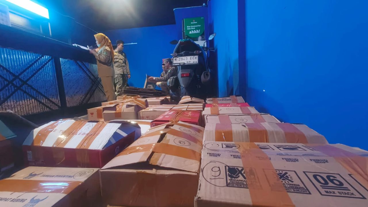 Ribuan botol miras dari berbagai merk berhasil disita dari Toko ULTRA Pandaan