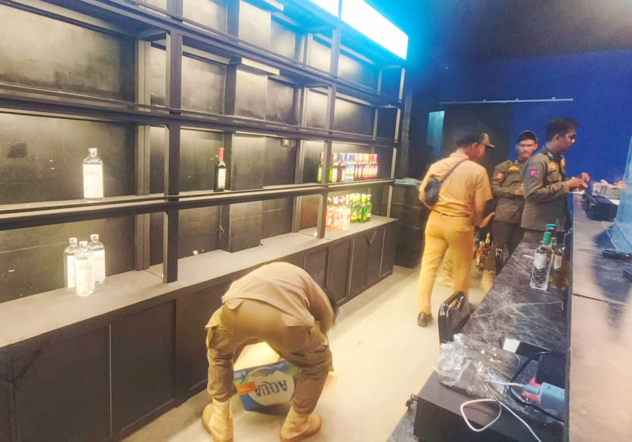 Petugas langsung mengamankan sejumlah miras di Toko Ultra Pandaan