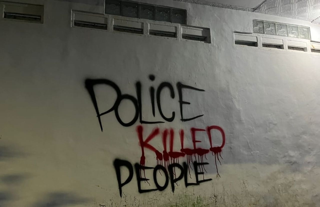 Coretan bertuliskan “Police Killed People” ditemukan di tembok Kota Pasuruan, Senin (8/9/2025). Polisi menyelidiki aksi vandalisme bernada provokatif tersebut. (Ist)