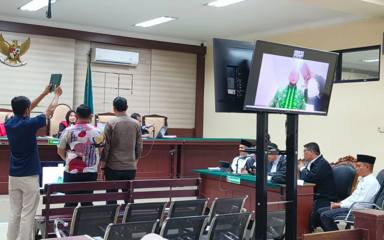 Tiga Saksi Ahli disumpah sebelum memberikan keterangan ke ahliannya dalam sidang di Pengadilan Tipikor