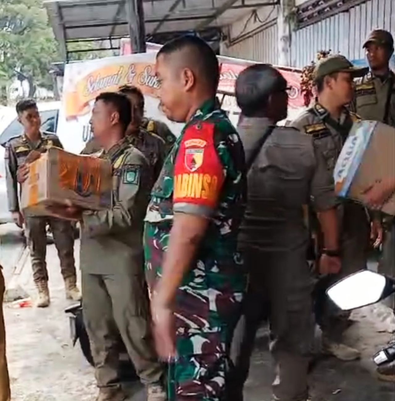 Petugas Satpol PP kembali menyita ratusan botol miras dari Toko ULTRA Pandaan