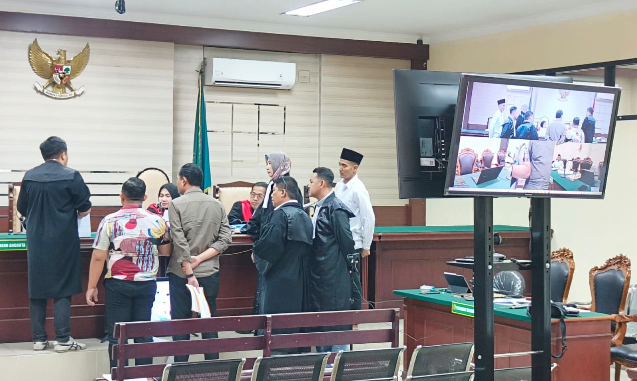 JPU Kejari Kabupaten menunjukan bukti-bukti di hadapan Mejelis Hakim Tipikor