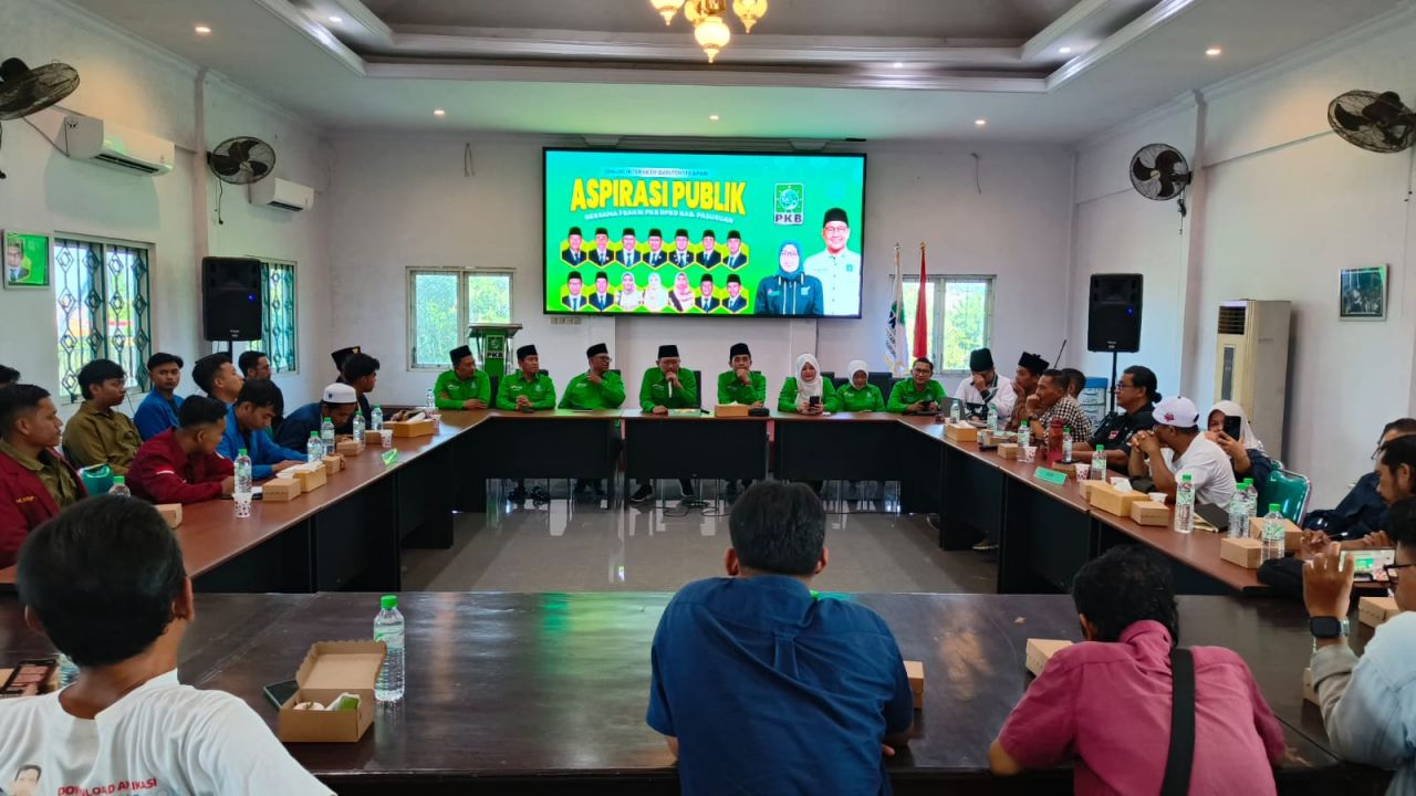 Suasana dialog interaktif F-PKB DPRD Kabupaten Pasuruan bersama organisasi Mahasiswa dan NGO di kantor DPC PKB setempat.