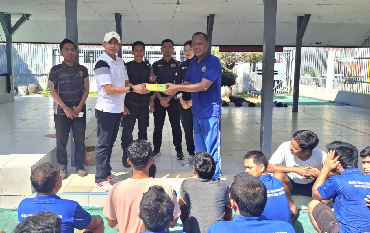 Sehat Bersama, Rutan Sampang Gelar Senam Pagi Bersama dan Bagikan Vitamin bagi Warga Binaan