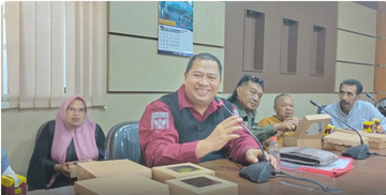 Zaibi Susanto SH. MH (dua dari kiri) saat gelar perkara di Dinas Pendidikan Jember sebagai kuasa hukum ahli waris.