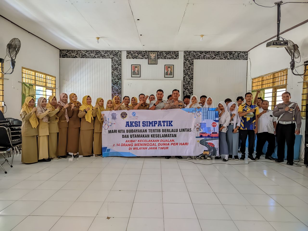 Satlantas Polres Sampang Gelar “Police Goes to School” di SMKN 1 Jrengik