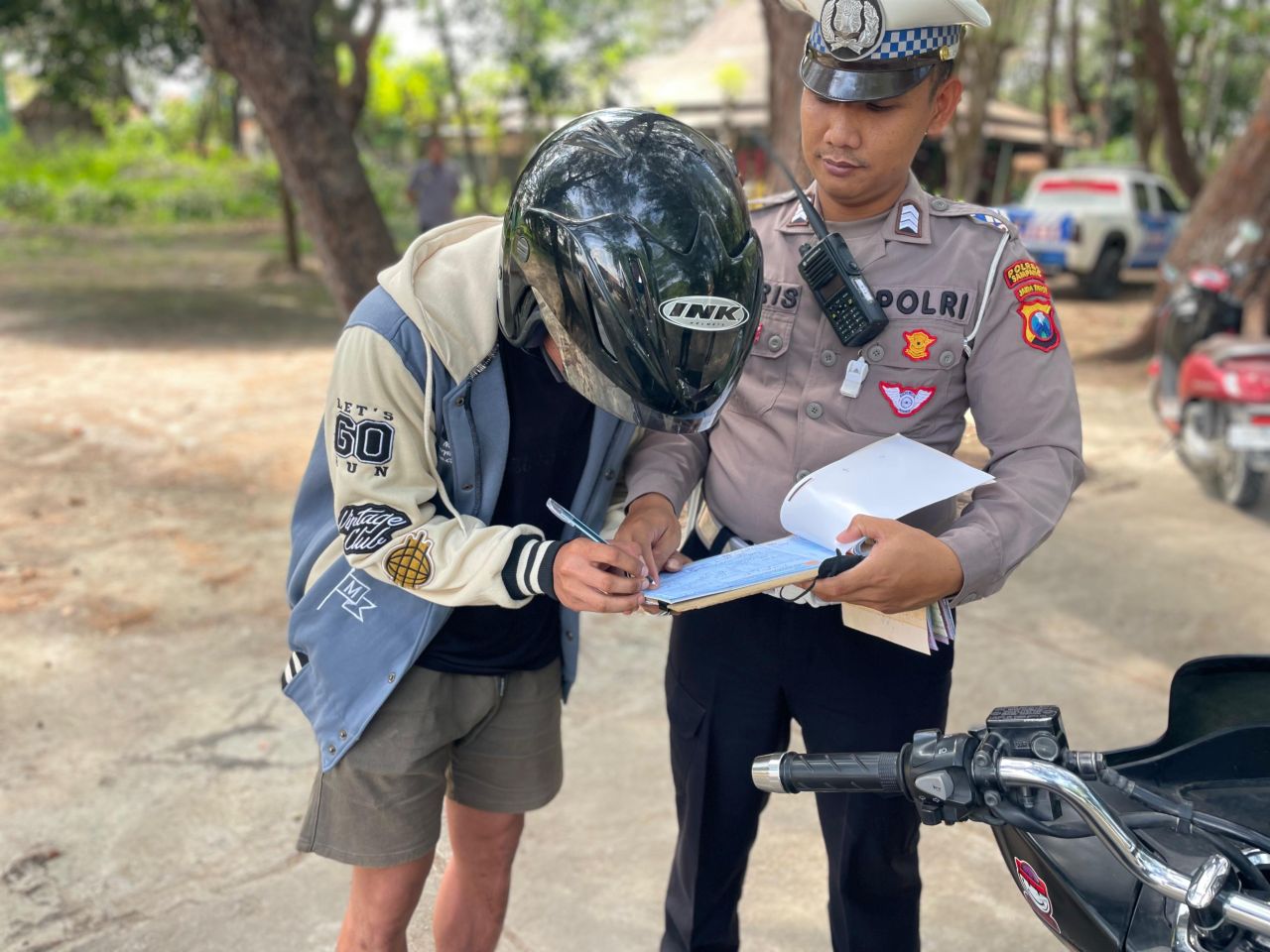 Satlantas Polres Sampang Gelar Razia Kendaraan di Jalan Raya Camplong, 105 Tilang Dikeluarkan