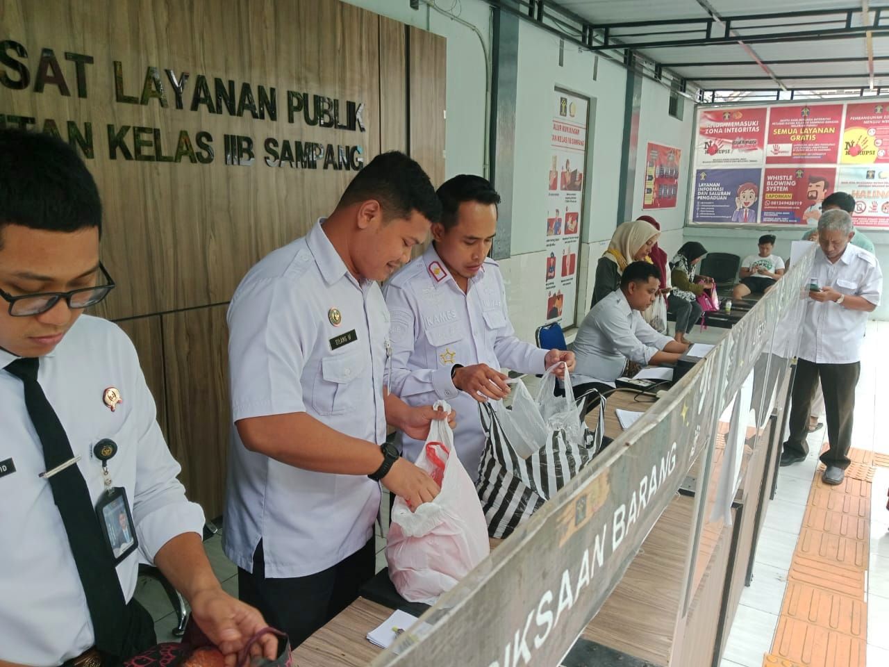 Karutan Sampang Awasi Langsung Layanan Kunjungan Tatap Muka