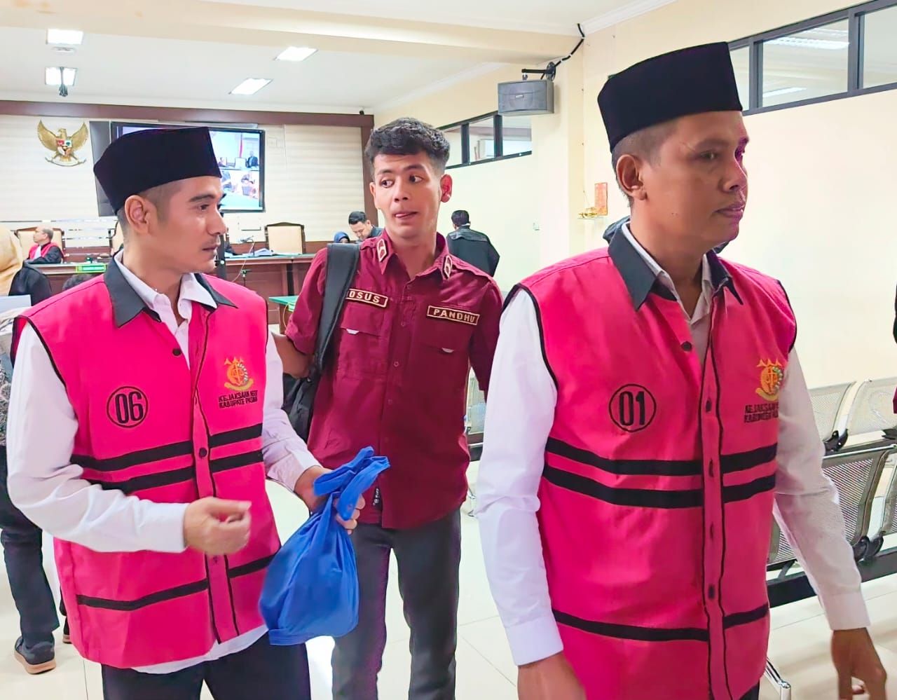 Erwin Setiawan dan Nurkamto terdakwa korupsi PKBM usai memberikan keterangan saksi di persidangan