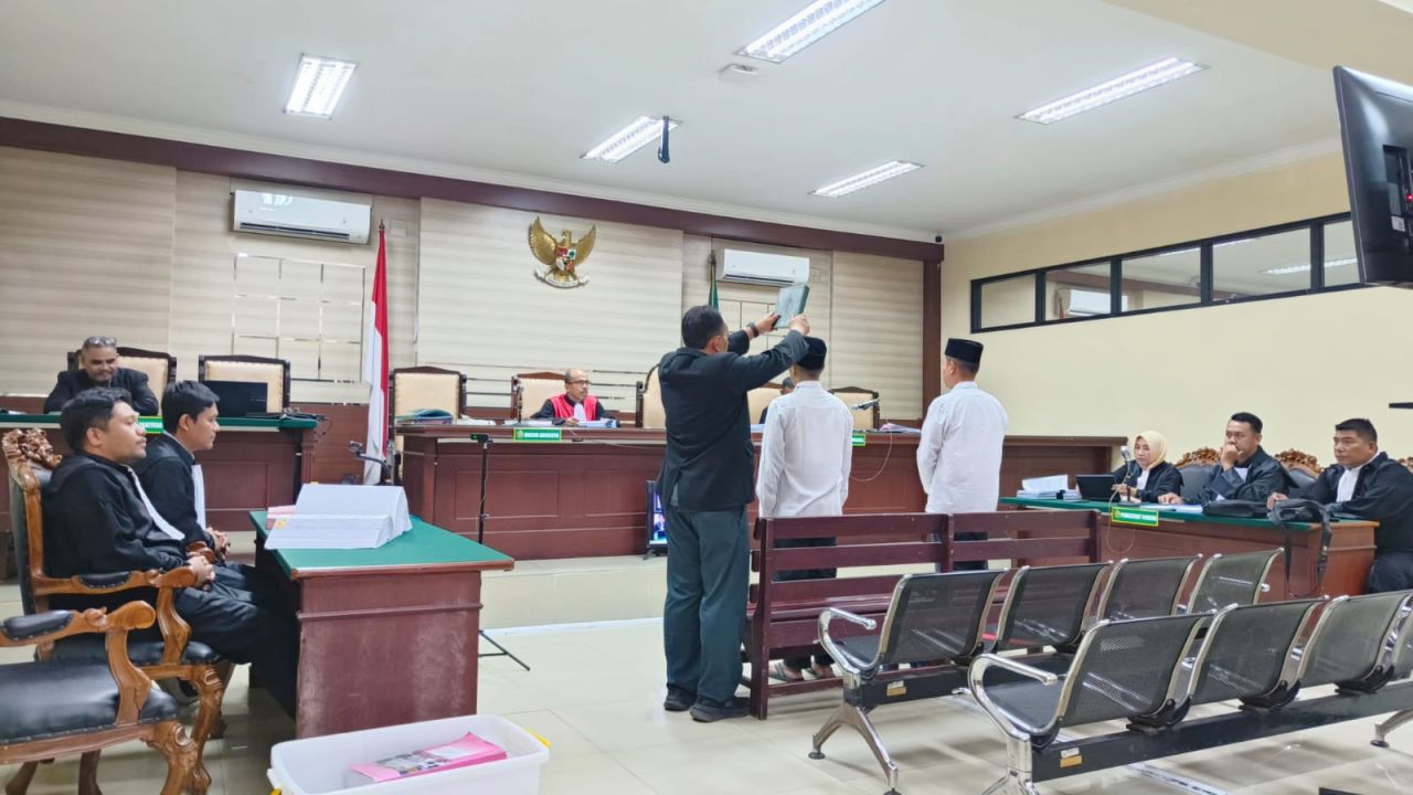 Dua terdakwa Erwin Setiawan dan Nurkamto saat disumpah untuk memberikan keterangan dalam sidang kasus korupsi PKBM