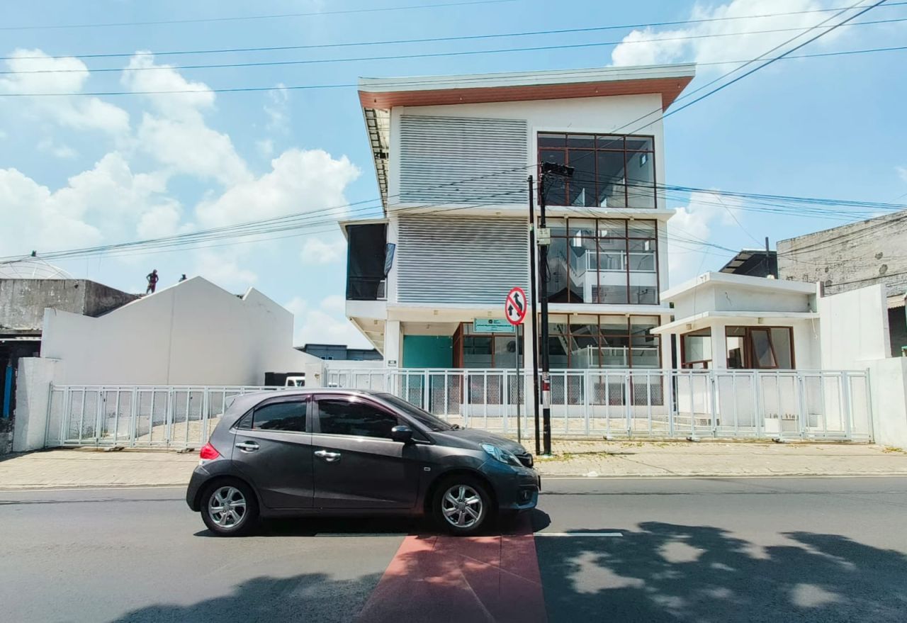 Bangunan tiga lantai di Jalan Raya Kasri, Pandaan dibuat dapur MBG diduga membuang limbah sisa makan ke aliran sungai berdampak bau busuk menyengat hidung