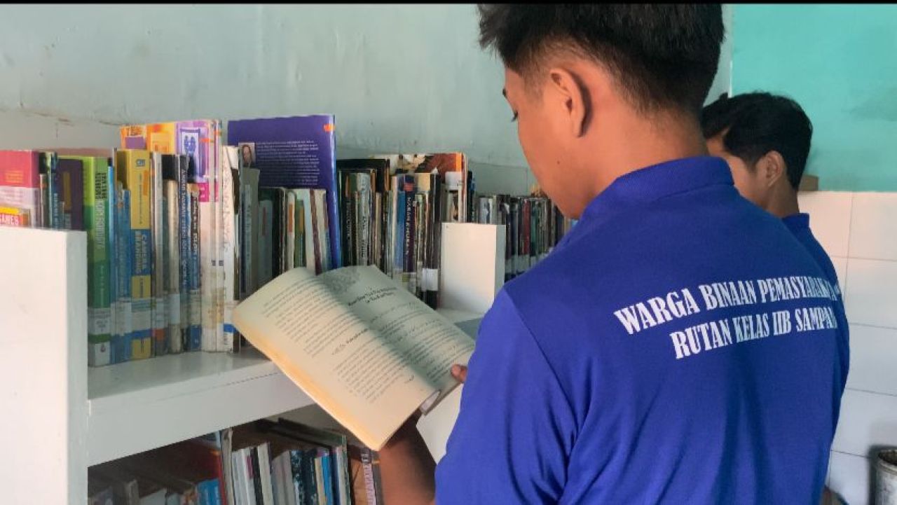 Rutan Sampang Terima Bantuan Buku dari Dispusip untuk Tingkatkan Literasi Warga Binaan