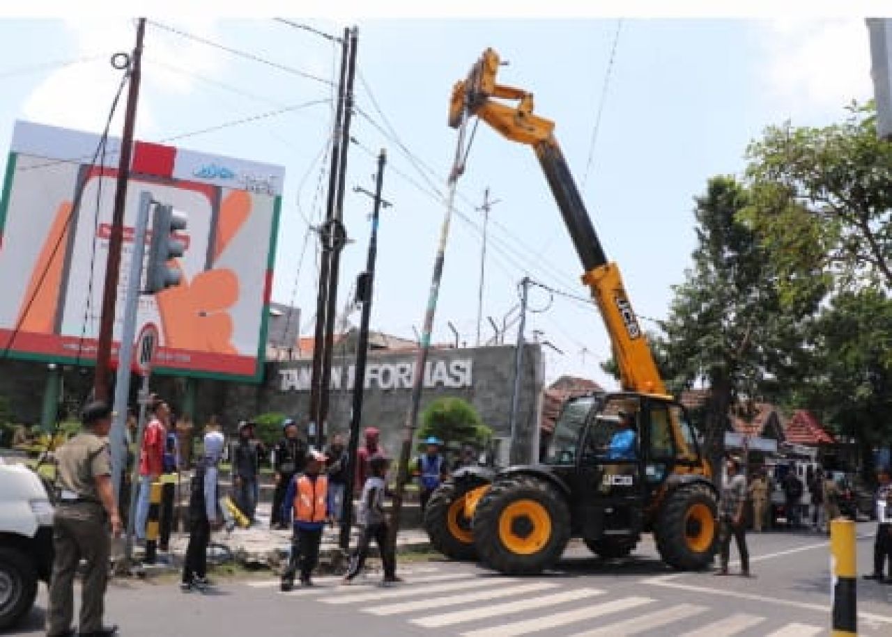 Pemkab Jombang Kembali Melaksanakan Kegiatan Penertiban Tiang Dan Kabel Fiber Optik