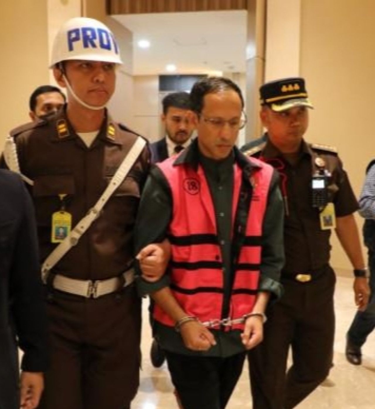 “Mantan Mendikbudristek Nadiem Makarim digiring penyidik Kejaksaan Agung usai ditetapkan sebagai tersangka kasus dugaan korupsi pengadaan laptop Chromebook senilai Rp9,3 triliun