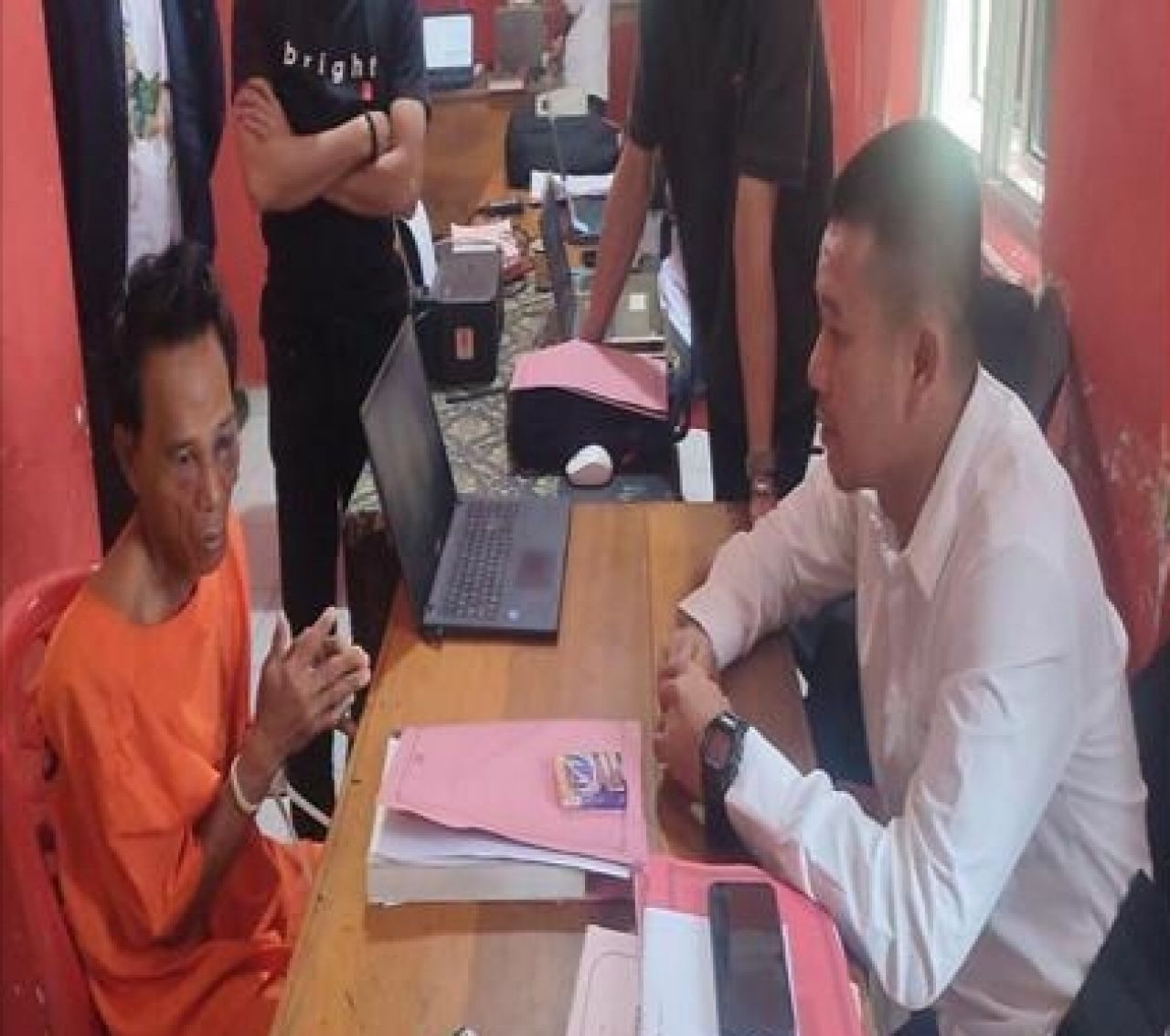 Tersangka Suka di penjual daging kucing saat di intrograsi penyidik polri (ist)