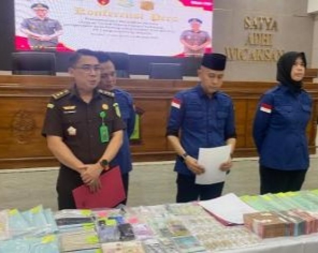 Kejaksaan Tinggi (Kejati) Lampung membeberkan sejumlah barang bukti yang disita dari penggeledahan di rumah mantan Gubernur Lampung, Arinal Djunaidi (ist)