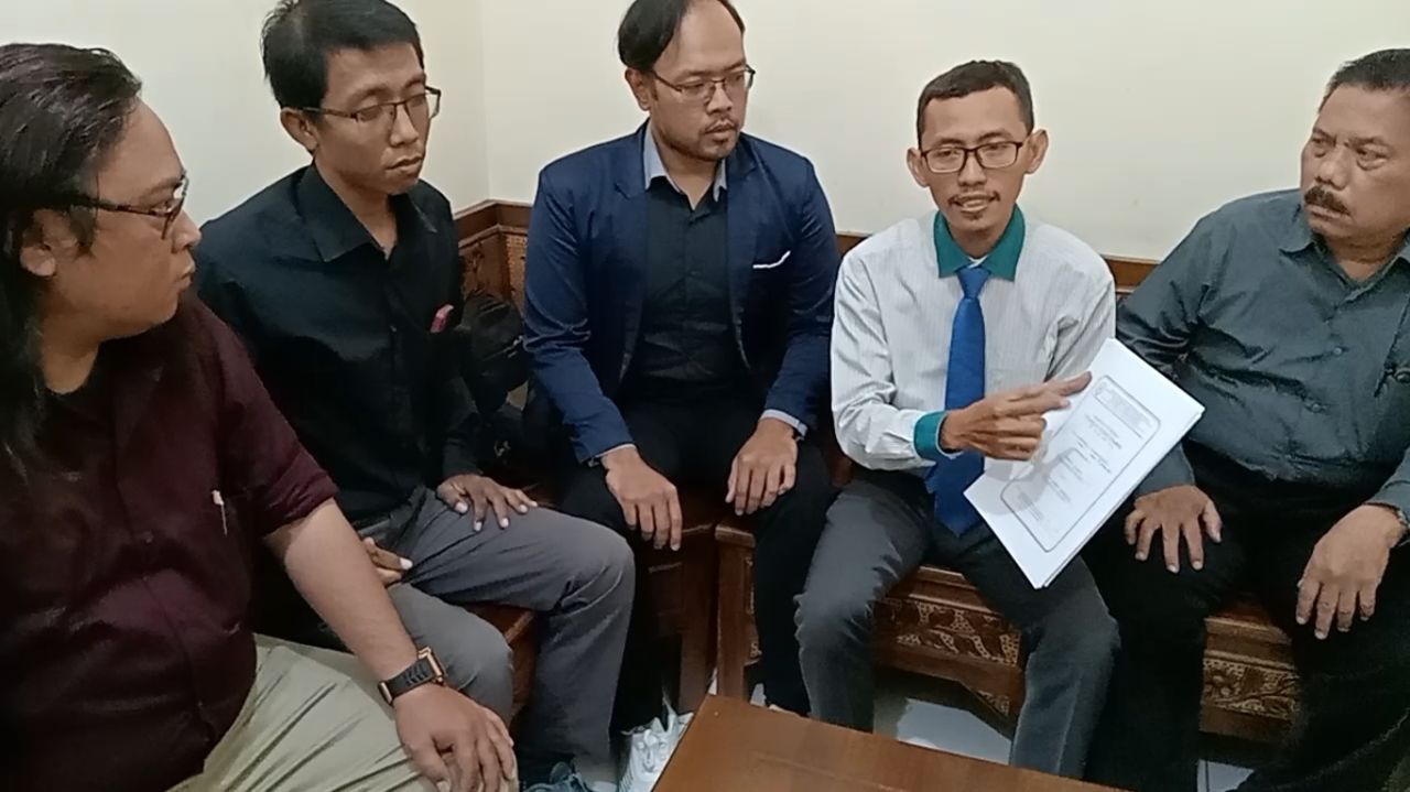 Tim Kuasa Hukum Jeremy Gunadi, turut hadir pula Dodik Firmansyah dari BPW PERADIN Jawa Timur