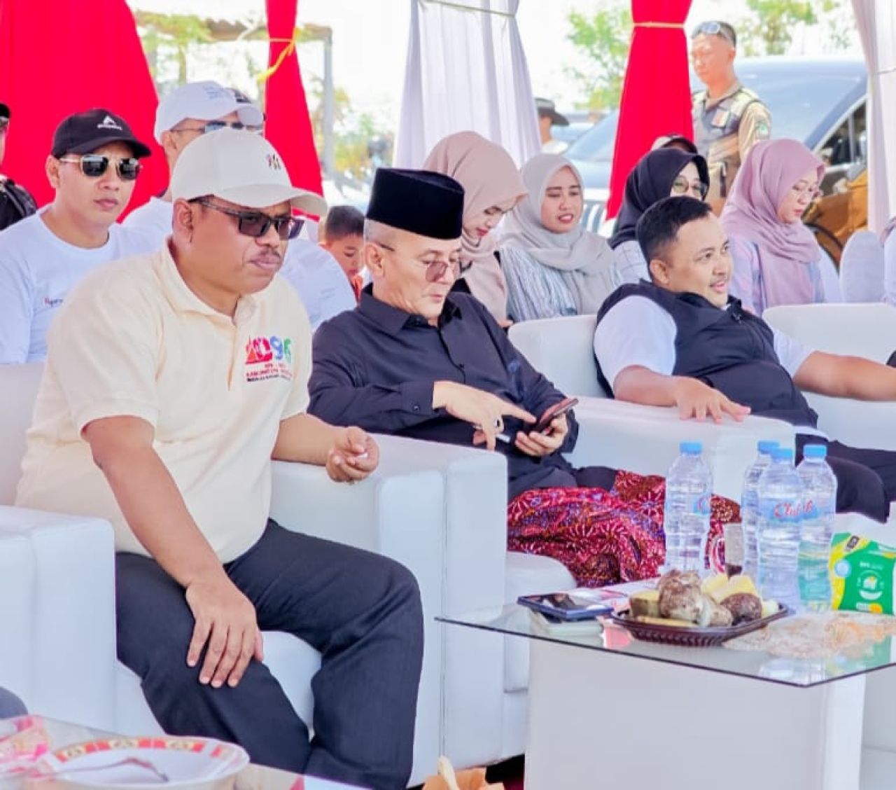 Samsul Hidayat Ketua DPRD Kabupaten Pasuruan, bersama Rusdi Sutejo Bupati Pasuruan dan Shobih Asrori Wakil Bupati Pasuruan di acara lomba perahu naga