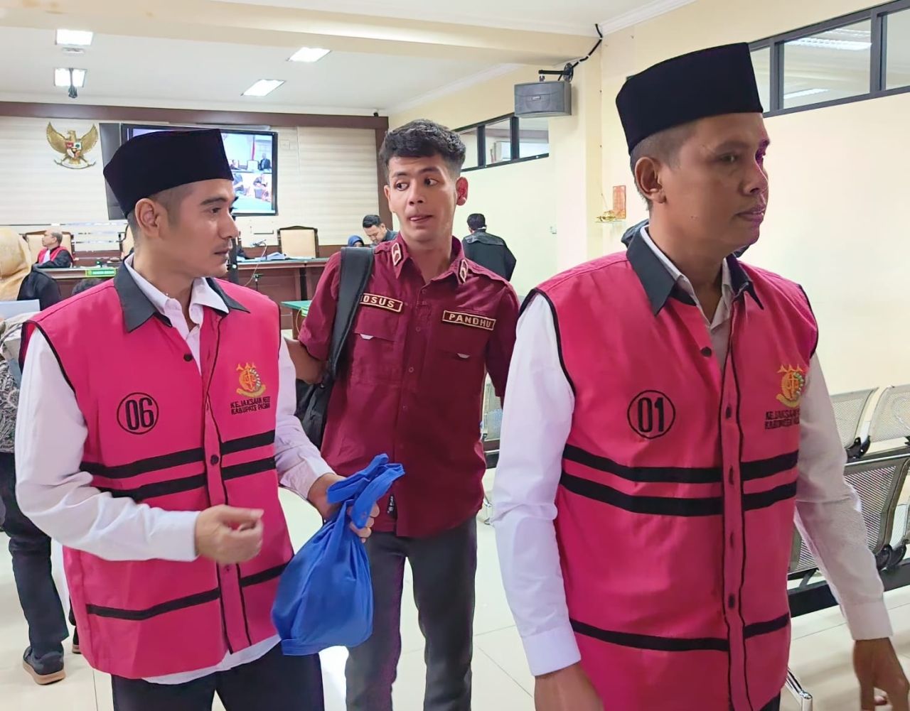 Dua terdakwa usai sidang