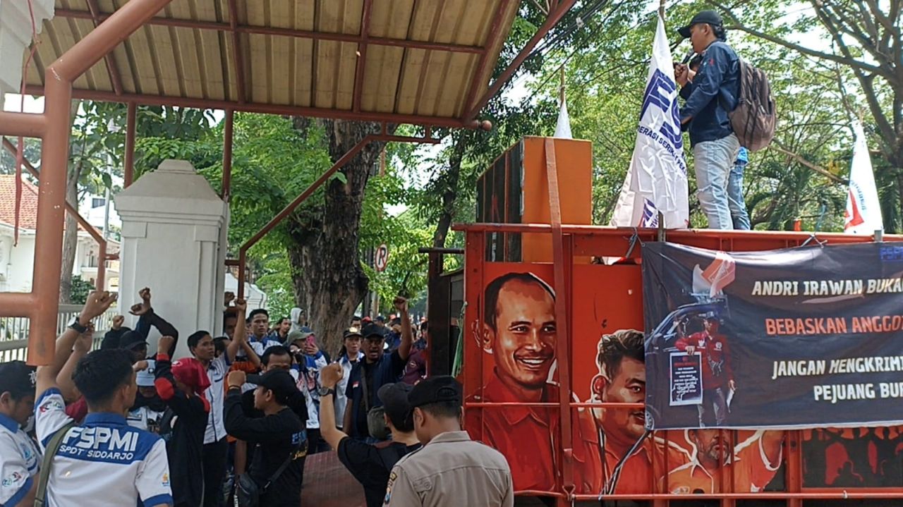 Massa FSPMI menggeruduk PN Surabaya, Kamis (9/10/2025), memberikan dukungan moral kepada Andri Irawan
