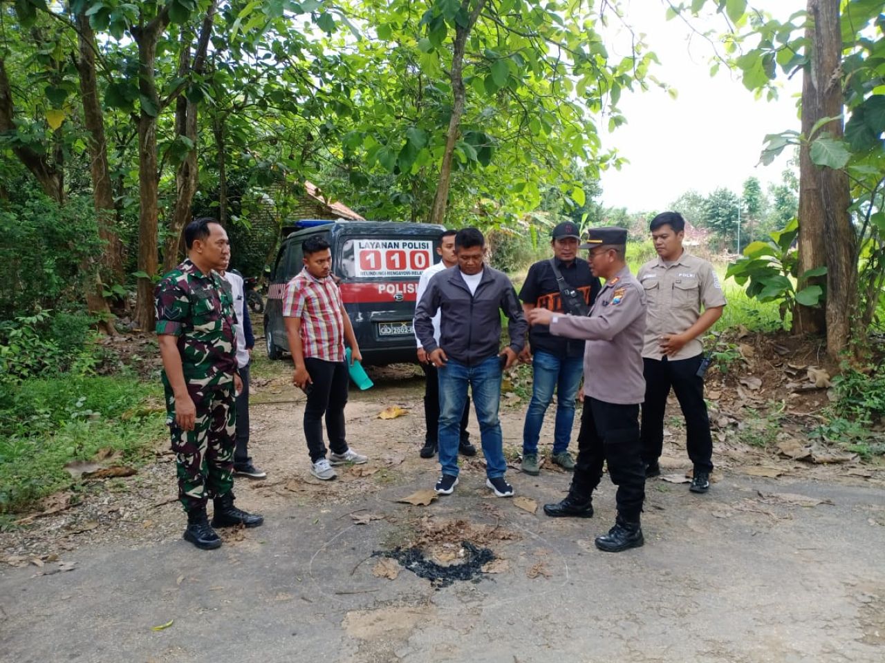 Petugas saat olah TKP