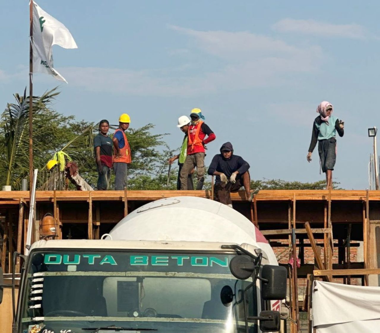 Terlihat sejumlah pekerja proyek tanpa memakai helm saat melakukan pekerjaan pengecoran